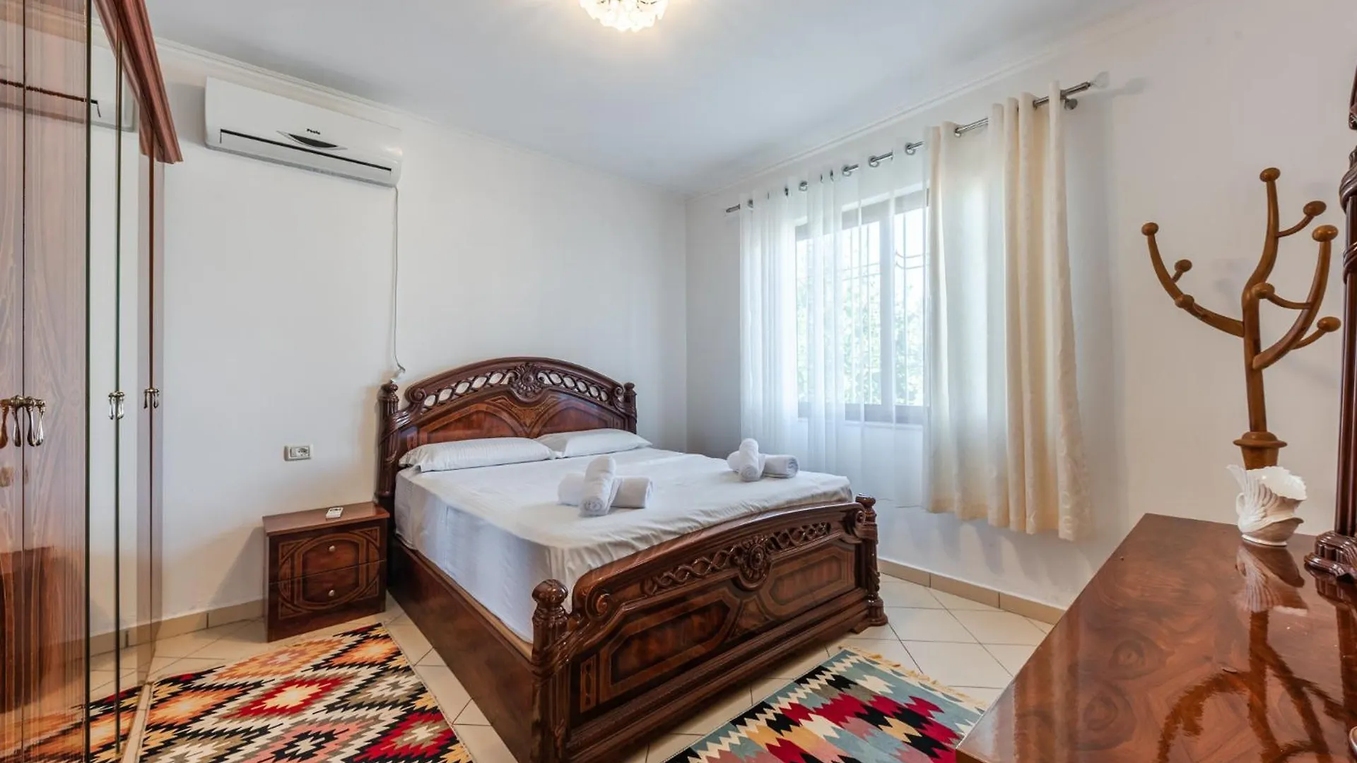 Authentic Lake View Apartment Široka
