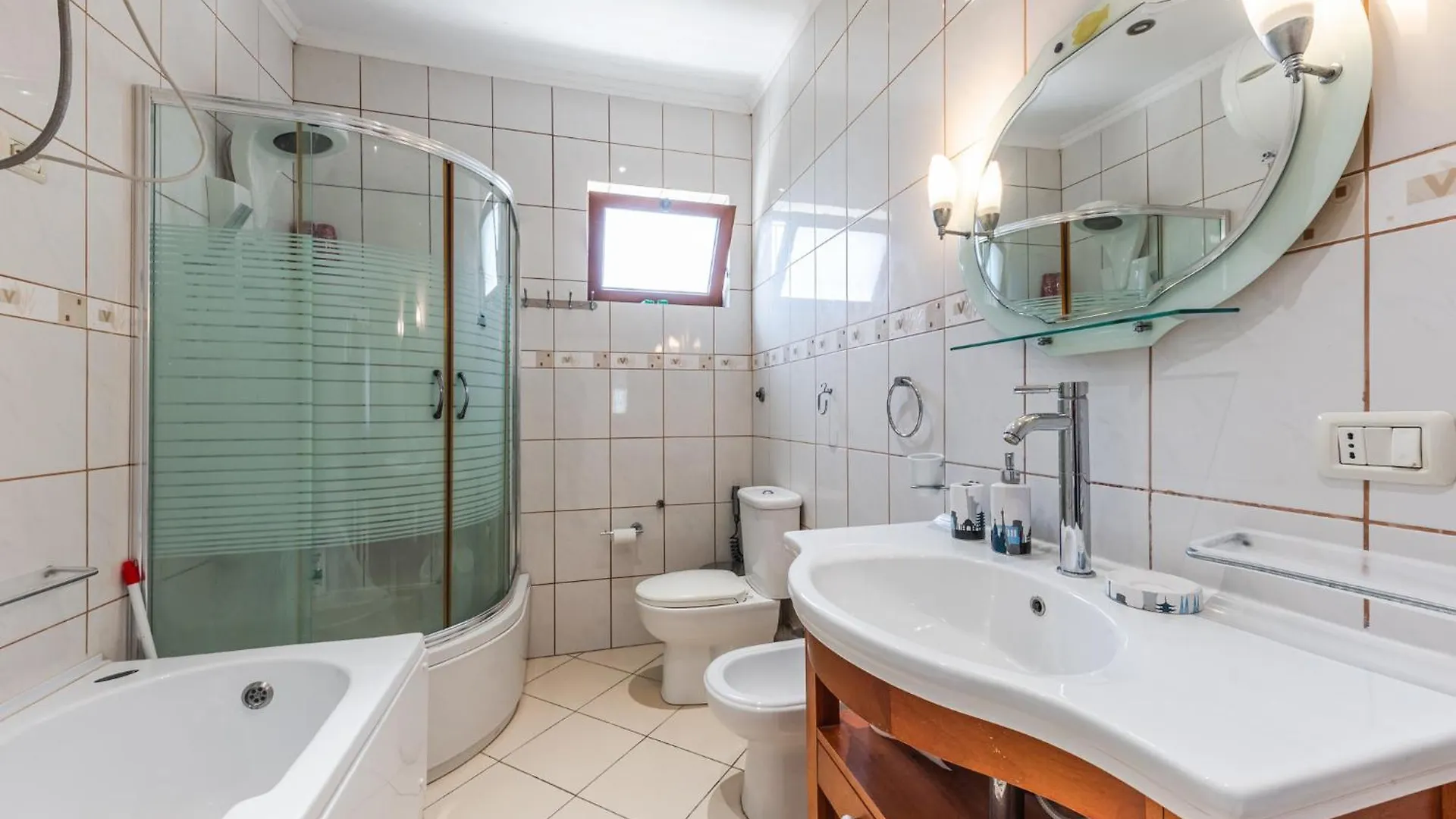 Authentic Lake View Apartment Shiroka