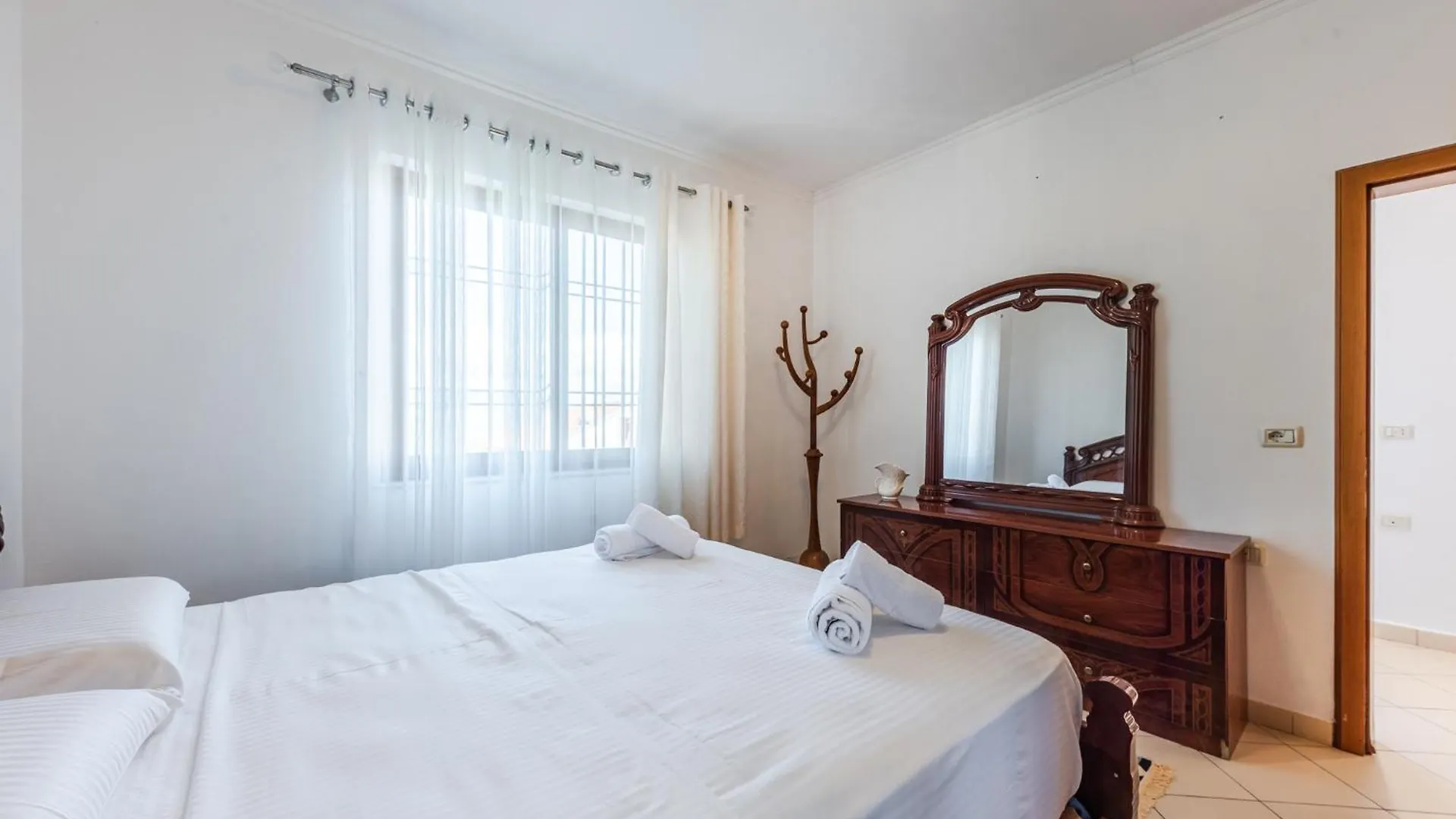 Authentic Lake View Apartment Shiroka