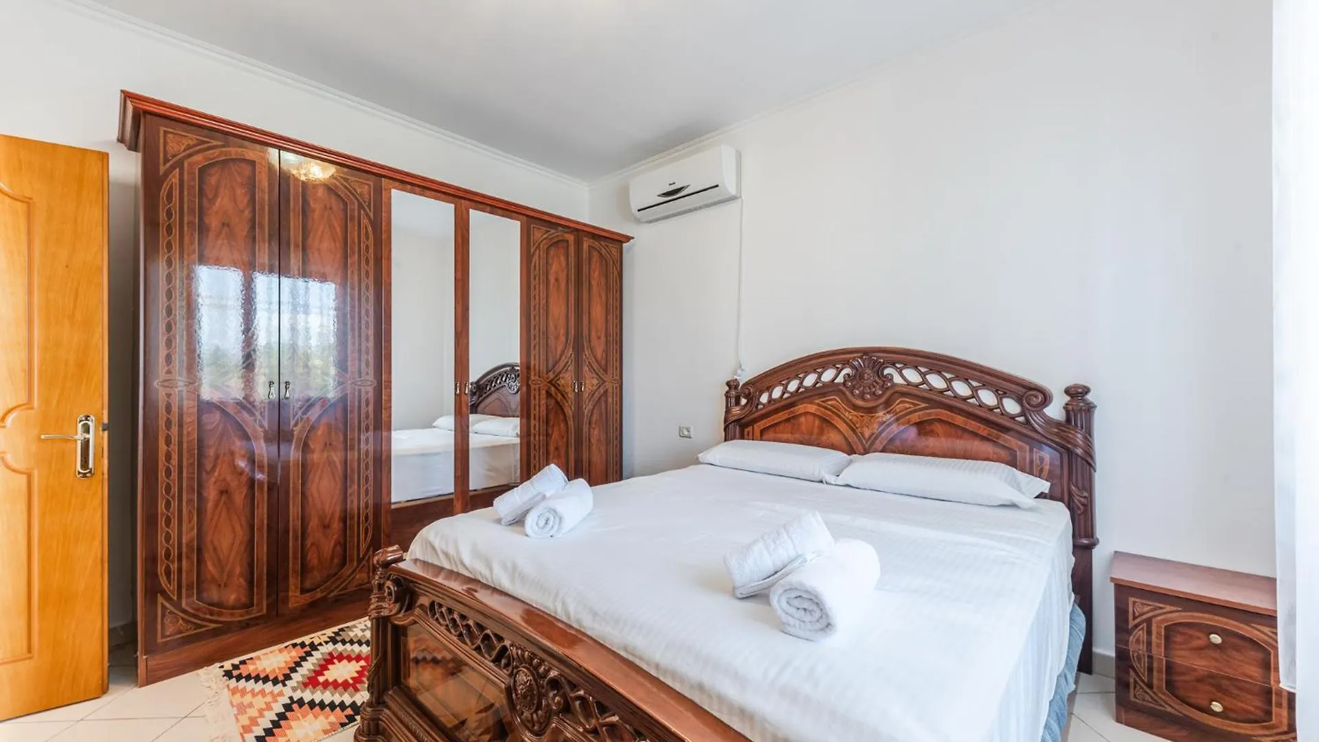Authentic Lake View Apartment Široka